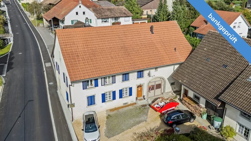 Aussenansicht mit Vorplatz