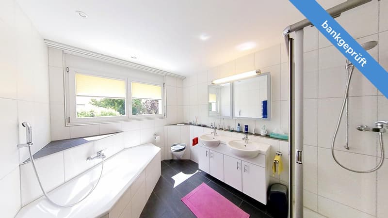 Badezimmer mit Badewanne