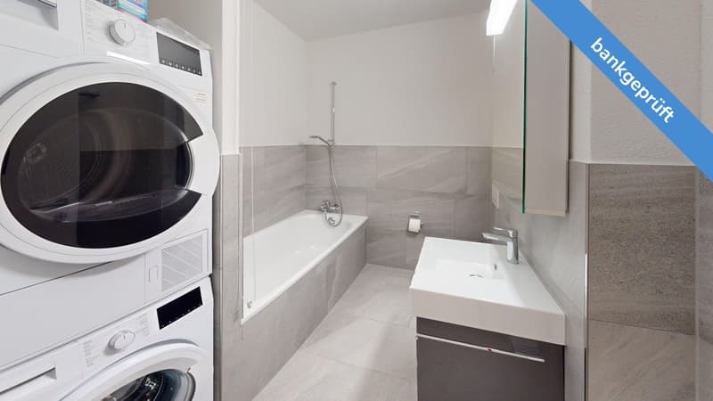Bad mit Badewanne, Waschmaschine und Tumbler