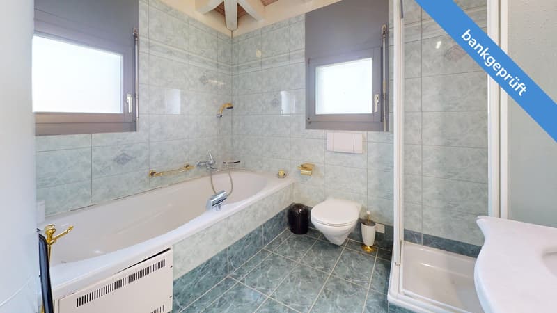 Badezimmer mit Badewanne und Dusche