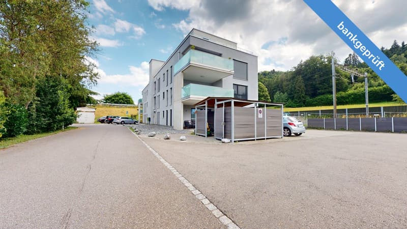 Aussenansicht Parkplatz Balkon.jpg