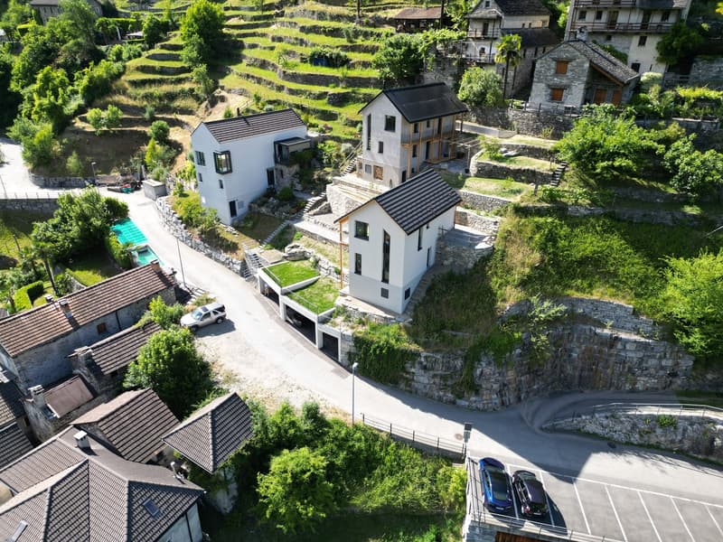 Casa unifamiliare con terreno e posti auto coperti (2)