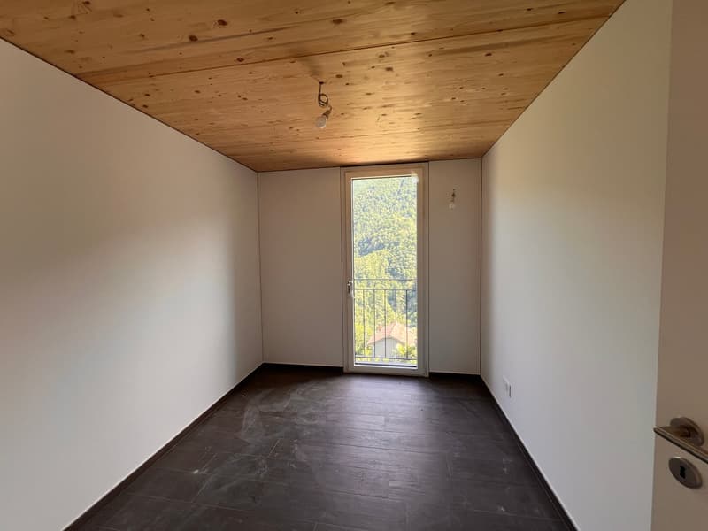 Casa unifamiliare con terreno e posti auto coperti (26)