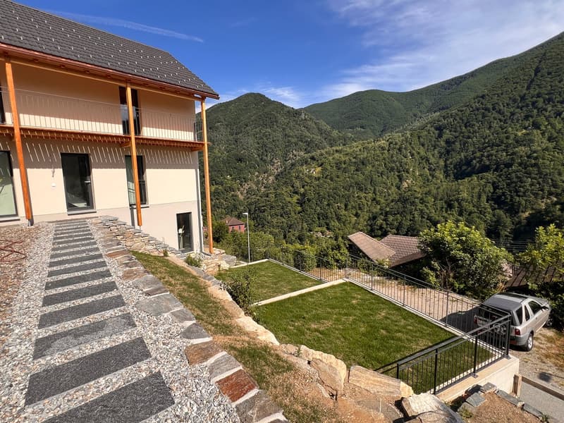 Casa unifamiliare con terreno e posti auto coperti (14)