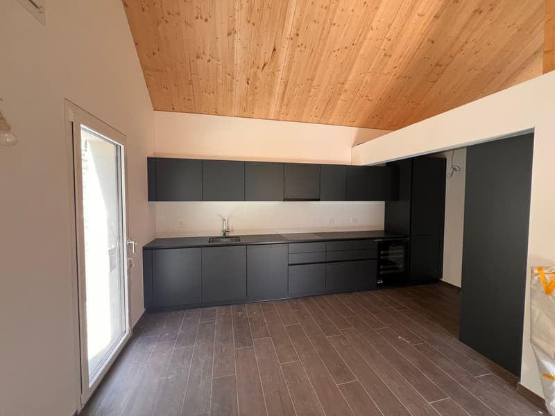 Casa unifamiliare con terreno e posti auto coperti (36)
