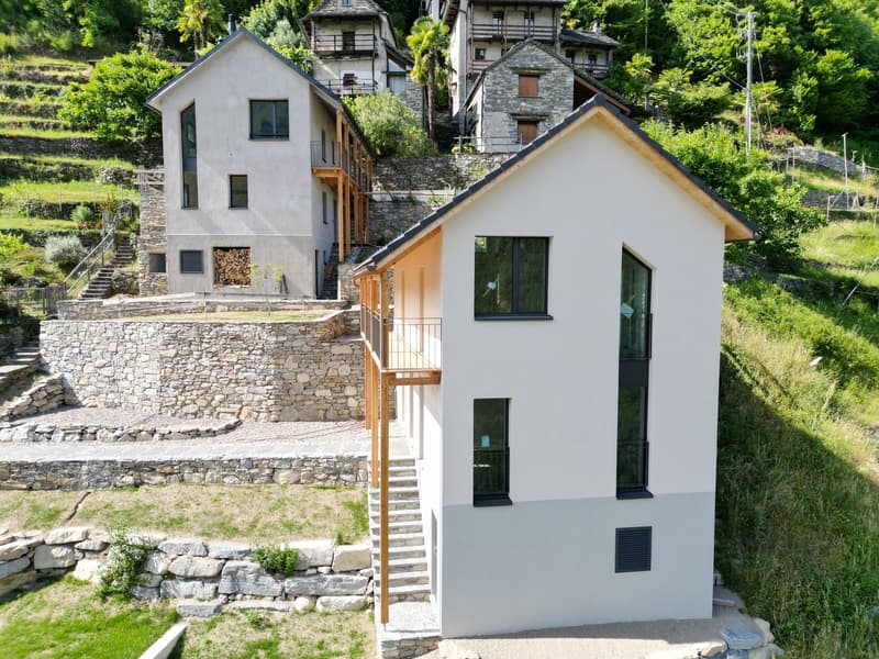 Casa unifamiliare con terreno e posti auto coperti (8)