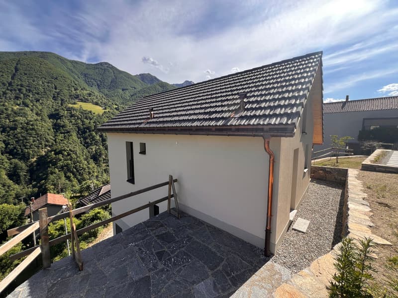 Casa unifamiliare con terreno e posti auto coperti (18)