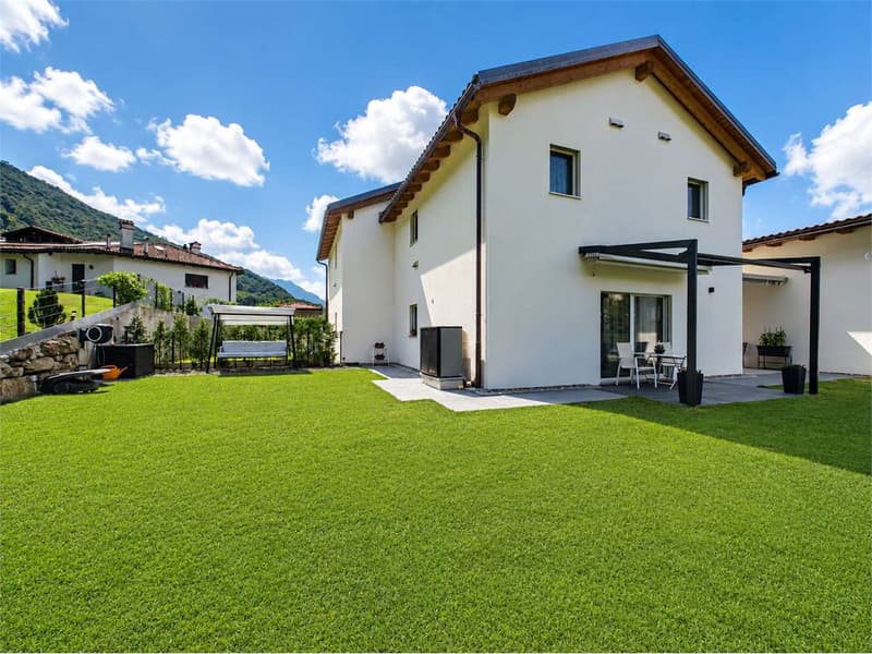 Moderna villetta con ampio giardino a Sant'Antonino (7)