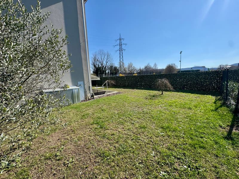 Moderno 4.5 locali con ampio giardino privato a Rancate (4)