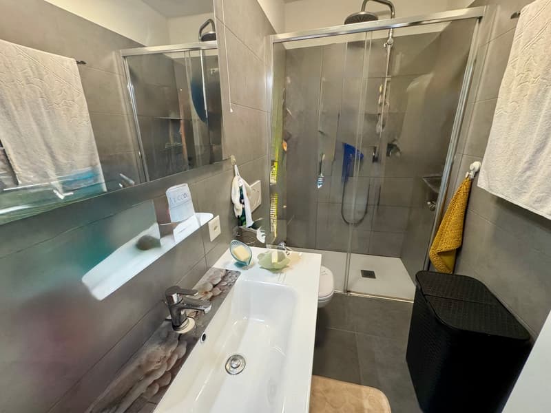 Moderno 4.5 locali con ampio giardino privato a Rancate (9)