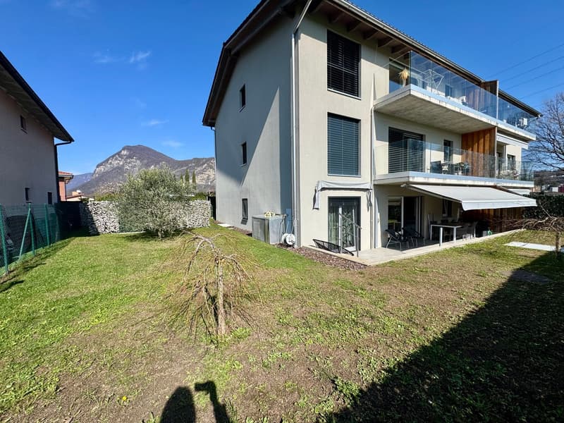 Moderno 4.5 locali con ampio giardino privato a Rancate (2)