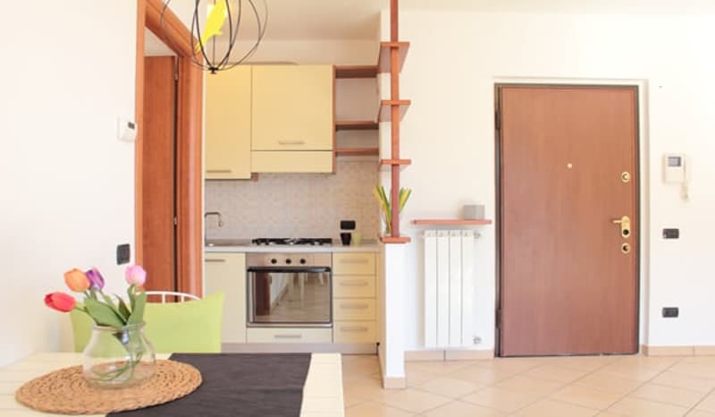 Galliate Lombardo in piccola residenza, ultimo piano, ampio due locali con box. (15)