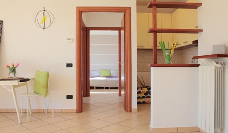 Galliate Lombardo in piccola residenza, ultimo piano, ampio due locali con box. (11)