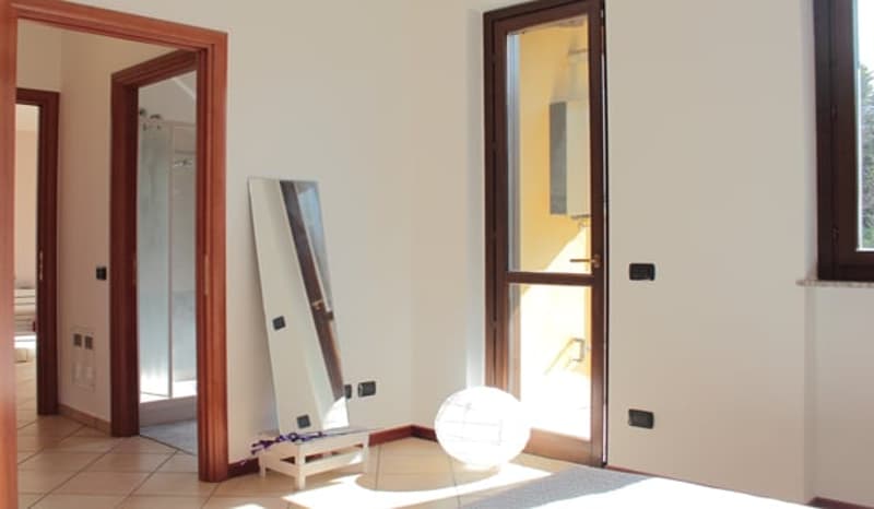 Galliate Lombardo in piccola residenza, ultimo piano, ampio due locali con box. (8)