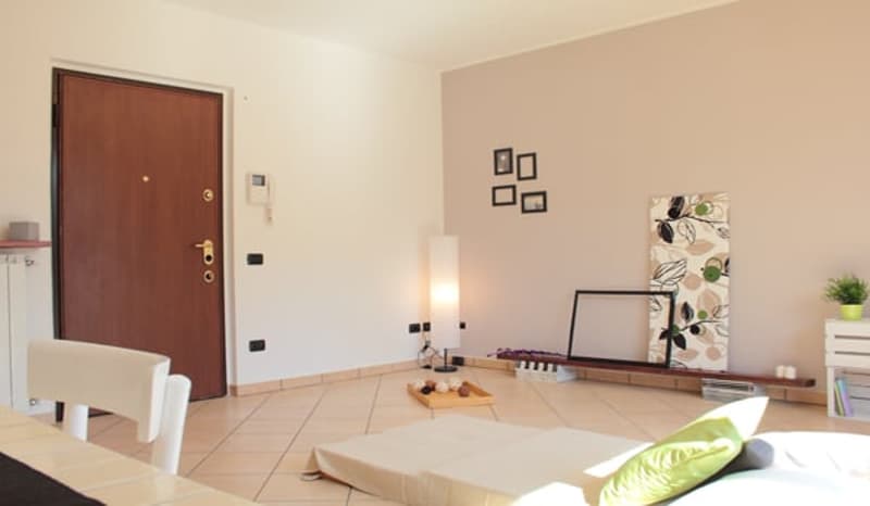 Galliate Lombardo in piccola residenza, ultimo piano, ampio due locali con box. (14)