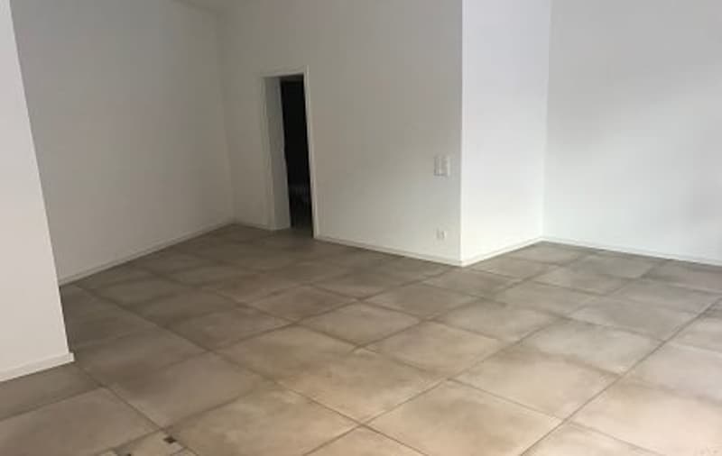 Mendrisio nel pieno centro in edificio in stile totalmente ristrutturato DUE uffici / negozi (2)