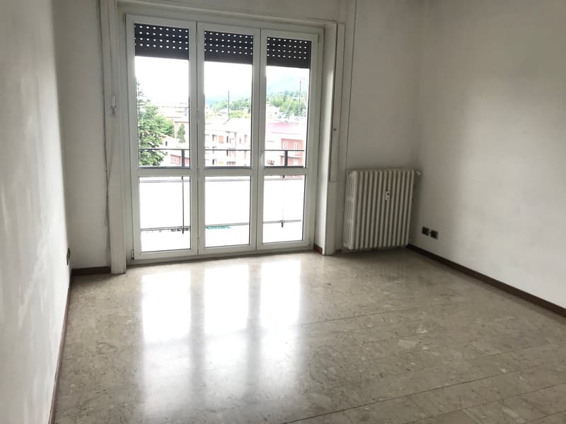 Luminoso appartamento di 3.5 locali con balcone a Varese – Disponibile subito (2)
