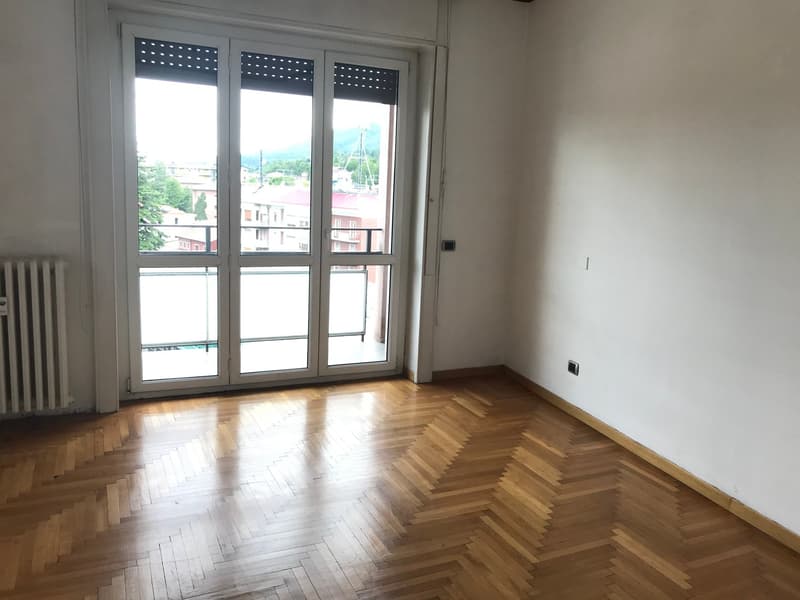 Luminoso appartamento di 3.5 locali con balcone a Varese – Disponibile subito (1)
