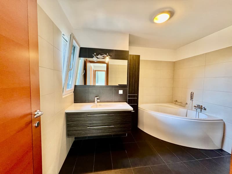 CADRO – ELEGANTE RESIDENZA CON GIARDINO PRIVATO, GARAGE DOPPIO E VISTA PANORAMICA (22)