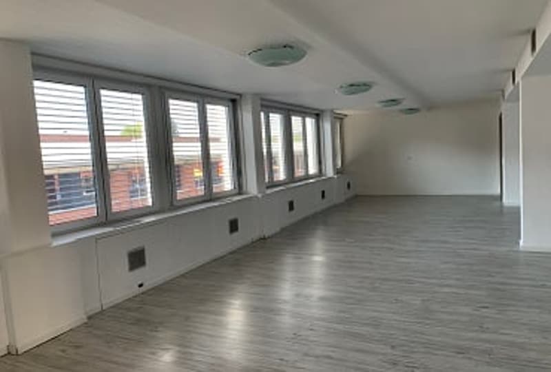 Mendrisio – Ufficio in posizione strategica e servitissima (1)