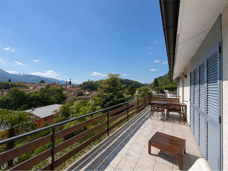 Villa bifamiliare con vista aperta e importante potenziale edificatori (4)