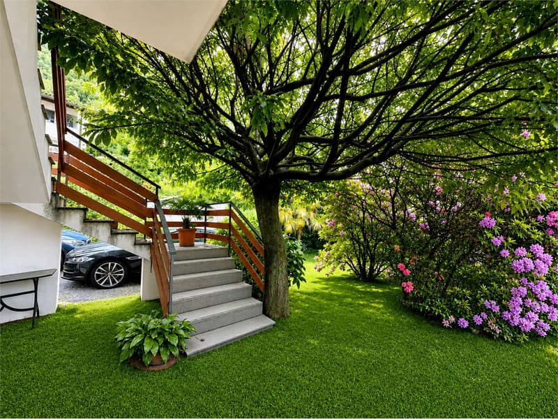 Villa bifamiliare con vista aperta e importante potenziale edificatori (3)