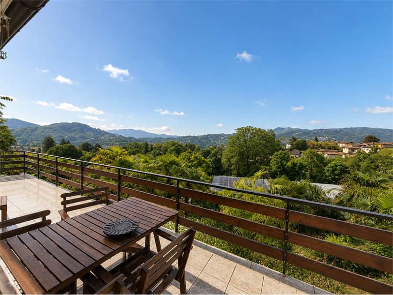 Villa bifamiliare con vista aperta e importante potenziale edificatori (1)