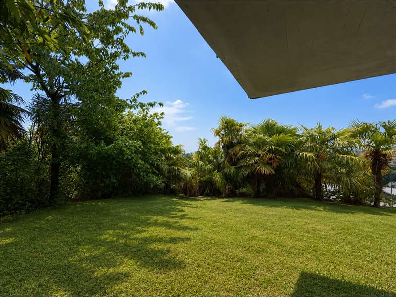 Villa bifamiliare con vista aperta e importante potenziale edificatori (2)