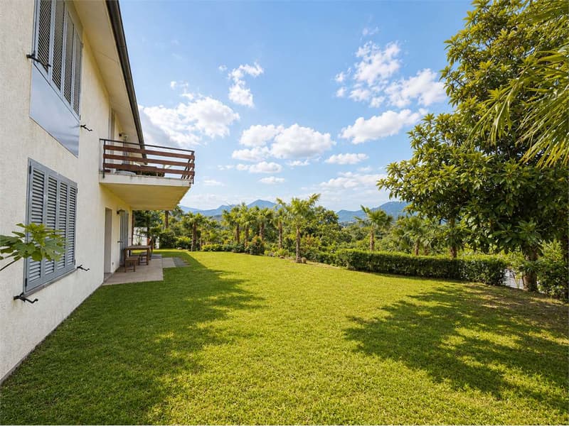 Villa bifamiliare con vista aperta e importante potenziale edificatori (5)