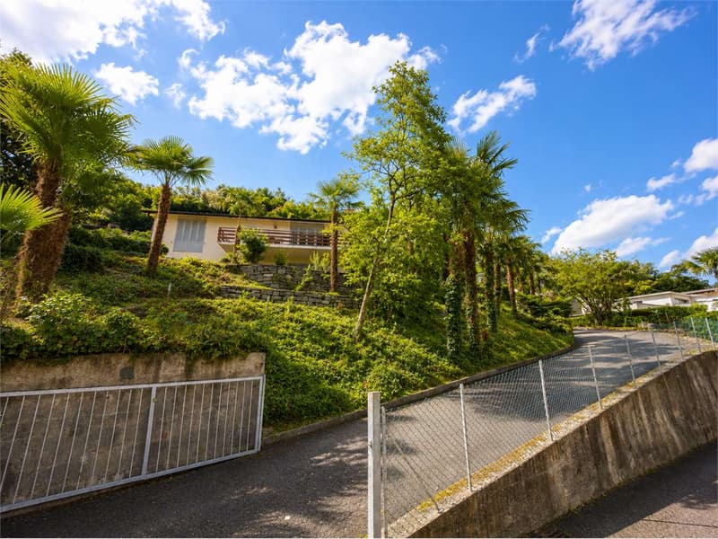 Villa bifamiliare con vista aperta e importante potenziale edificatori (6)