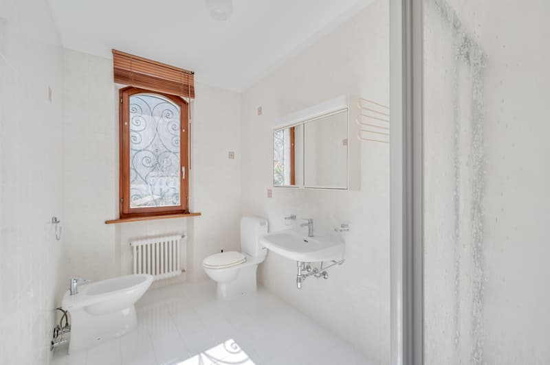 VILLA IN STILE MEDITERRANEO A DUE PASSI DAL LAGO E DAL PARCO DI FIGINO (9)