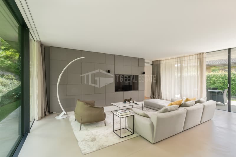 ELEGANTE VILLA MODERNA IMMERSA NEL VERDE (10)