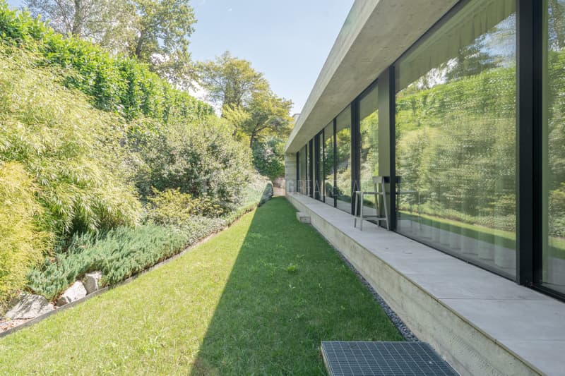 ELEGANTE VILLA MODERNA IMMERSA NEL VERDE (7)