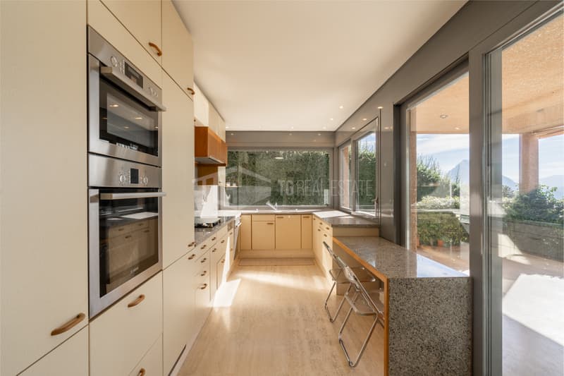 VILLA CON PISCINA E VISTA LAGO (2)