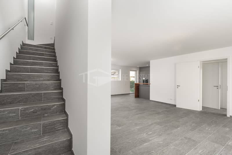 INCANTEVOLE VILLA DI TESTA DI 5.5 LOCALI CON GIARDINO (10)