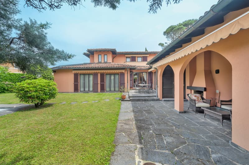 GRANDE VILLA CON GIARDINO E PISCINA. (3)