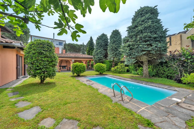 GRANDE VILLA CON GIARDINO E PISCINA. (2)