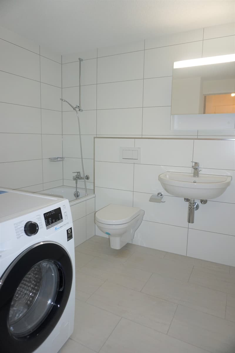 An Zentraler Lage moderne 1,5 Zimmer mit Waschmaschine/Tumbler und grossem Balkon (3)