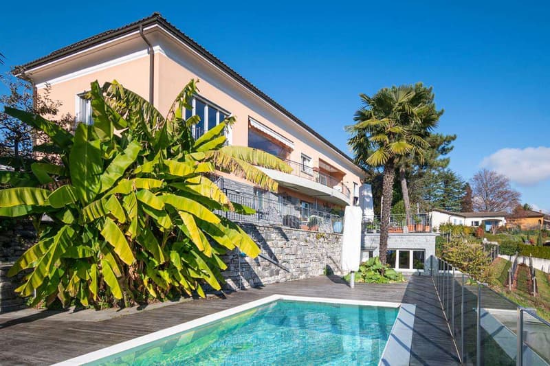 Dominante villa classica con parco e piscina (1)