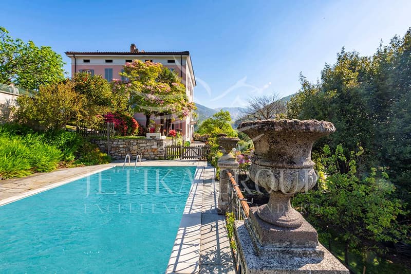 Villa "Art Deco" immersa nel verde con piscina (2)