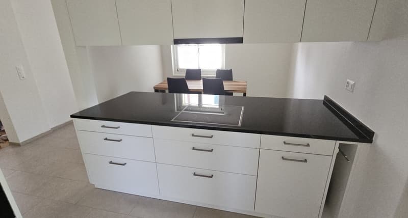 2021 renovierte 3½-Zimmerwohnung mit neuer Küche und modernisiertem Bad. (2)