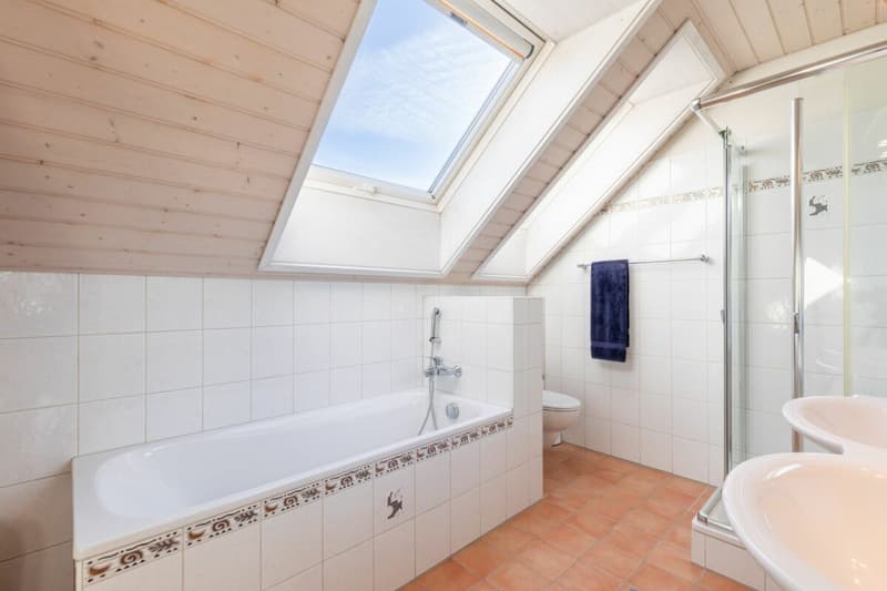Badezimmer en suite mit Dusche und Badewanne