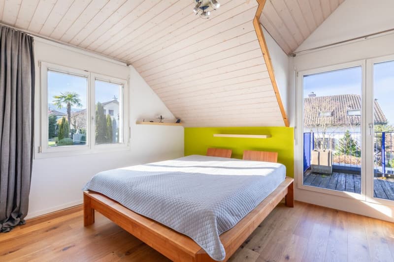 Zimmer mit Balkon im Obergeschoss