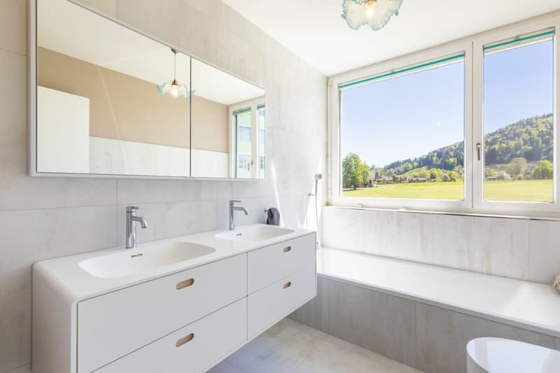 Badezimmer mit Badewanne und viel Privatsphäre