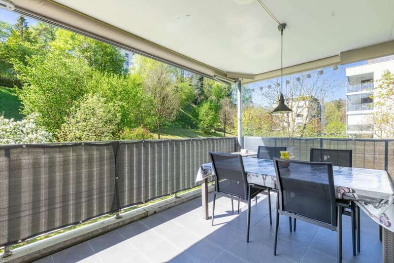 Grosszügiger Balkon mit Privatsphäre