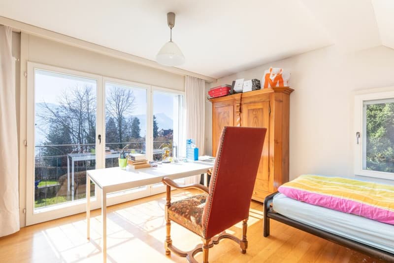 Schlafzimmer mit schöner Aussicht im oberen Stockwerk
