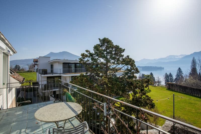 Geniessen Sie den Feierabend auf dem Balkon mit herrlicher See- und Bergsicht
