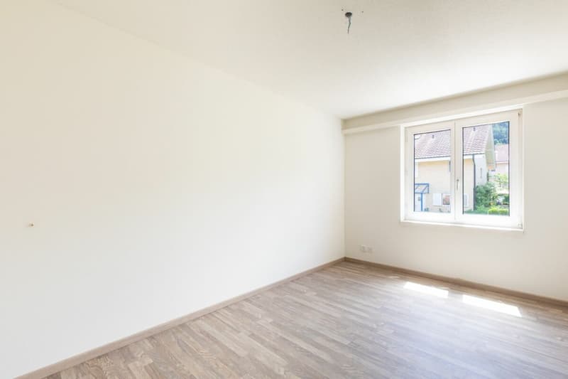 Zimmer mit Laminatboden