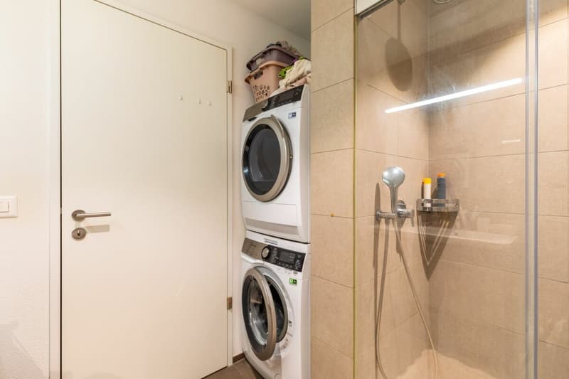 Badezimmer ausgestattet mit Waschturm