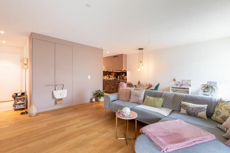 Geräumiger Wohnbereich mit praktischem Einbauschrank